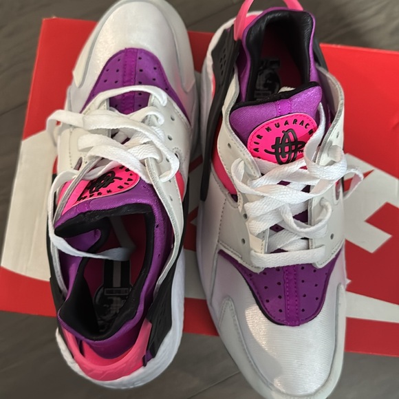 NEW Nike Air Huarache Womens Size 9.5 Athletic Shoes White/Hyper Pink DH4439-109 - Picture 5 of 9